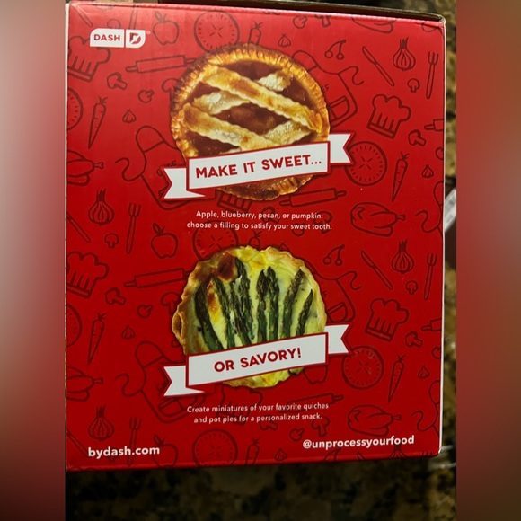 NWT Dash Mini Pie Maker - Picture 2 of 4